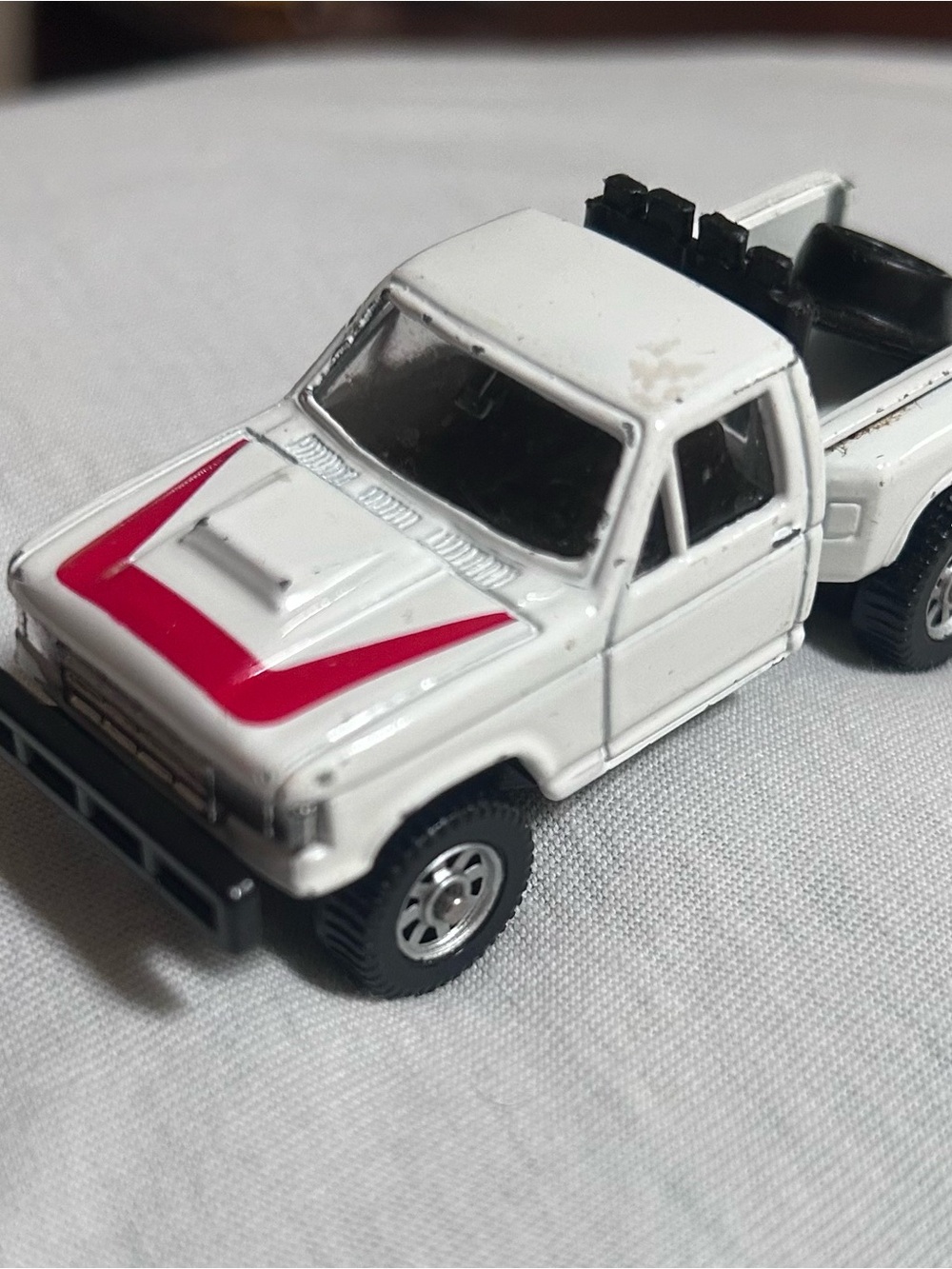 Vintage Maisto Ford F-150 Flareside Off-Road Pickup Truck - White (1:64)